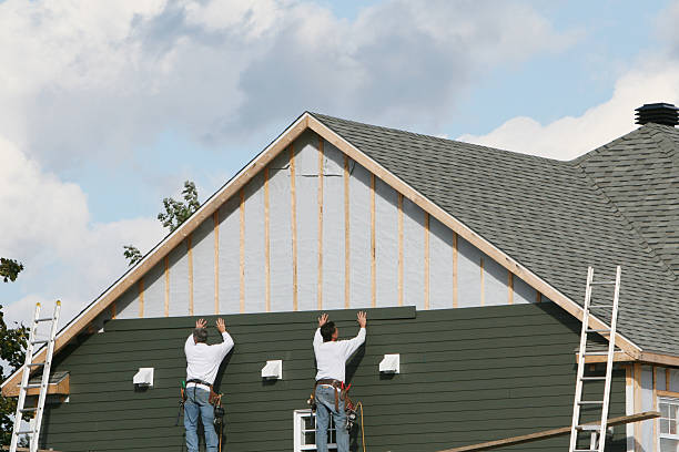 Professional Vinyl Siding technician working in Hempstead, NY